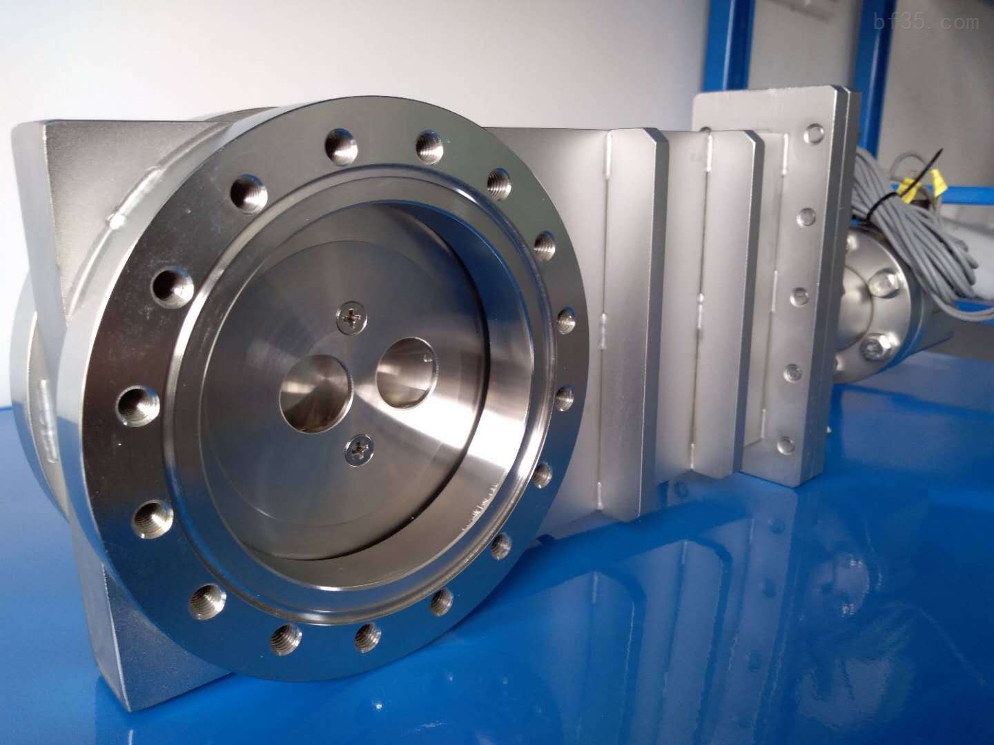 氣動超高真空插板閥實(shí)物圖片.jpg 氣動超高真空插板閥實(shí)物圖片.jpg