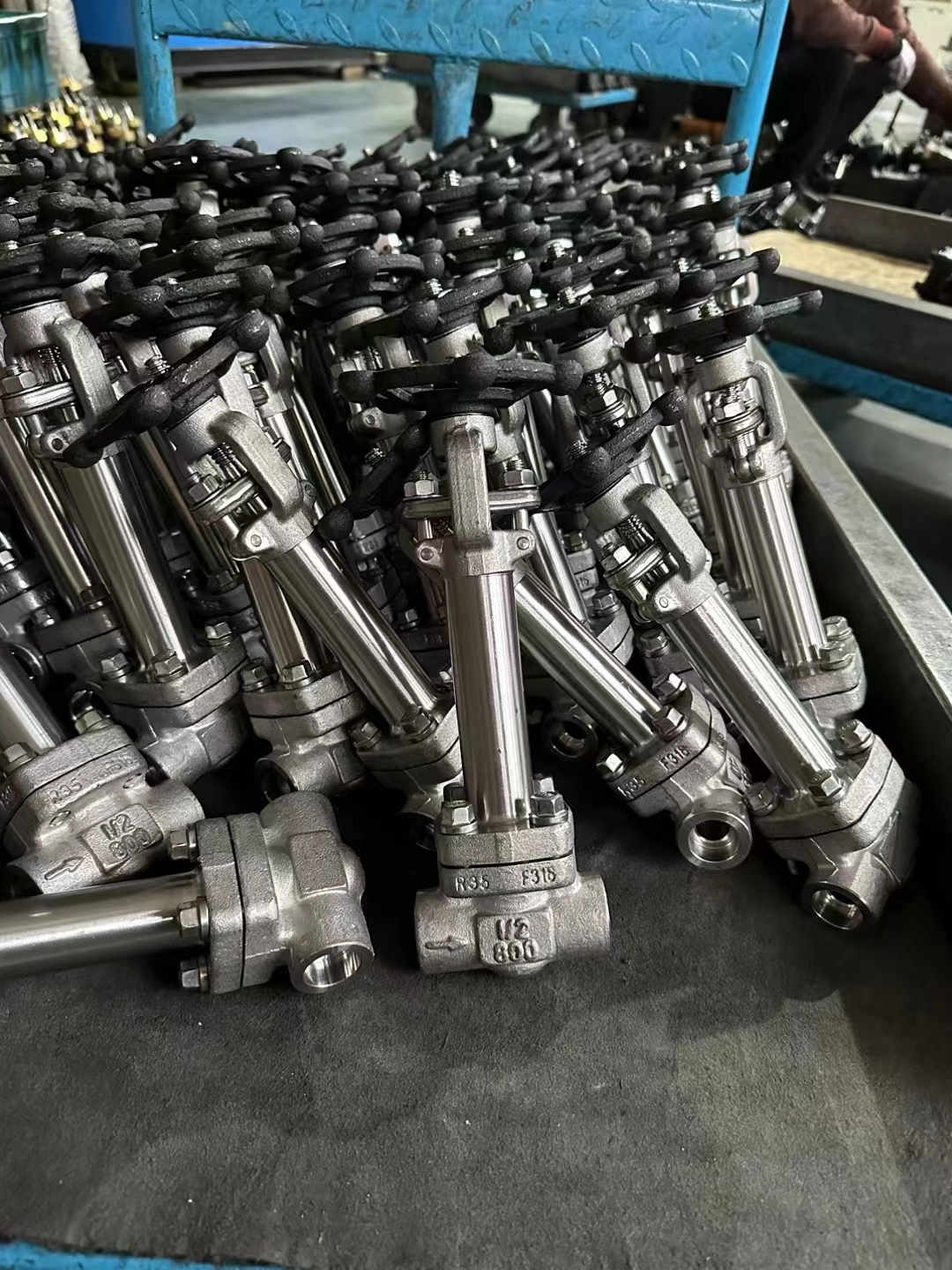 鍛鋼閘閥實物圖片.jpg 鍛鋼閘閥實物圖片.jpg